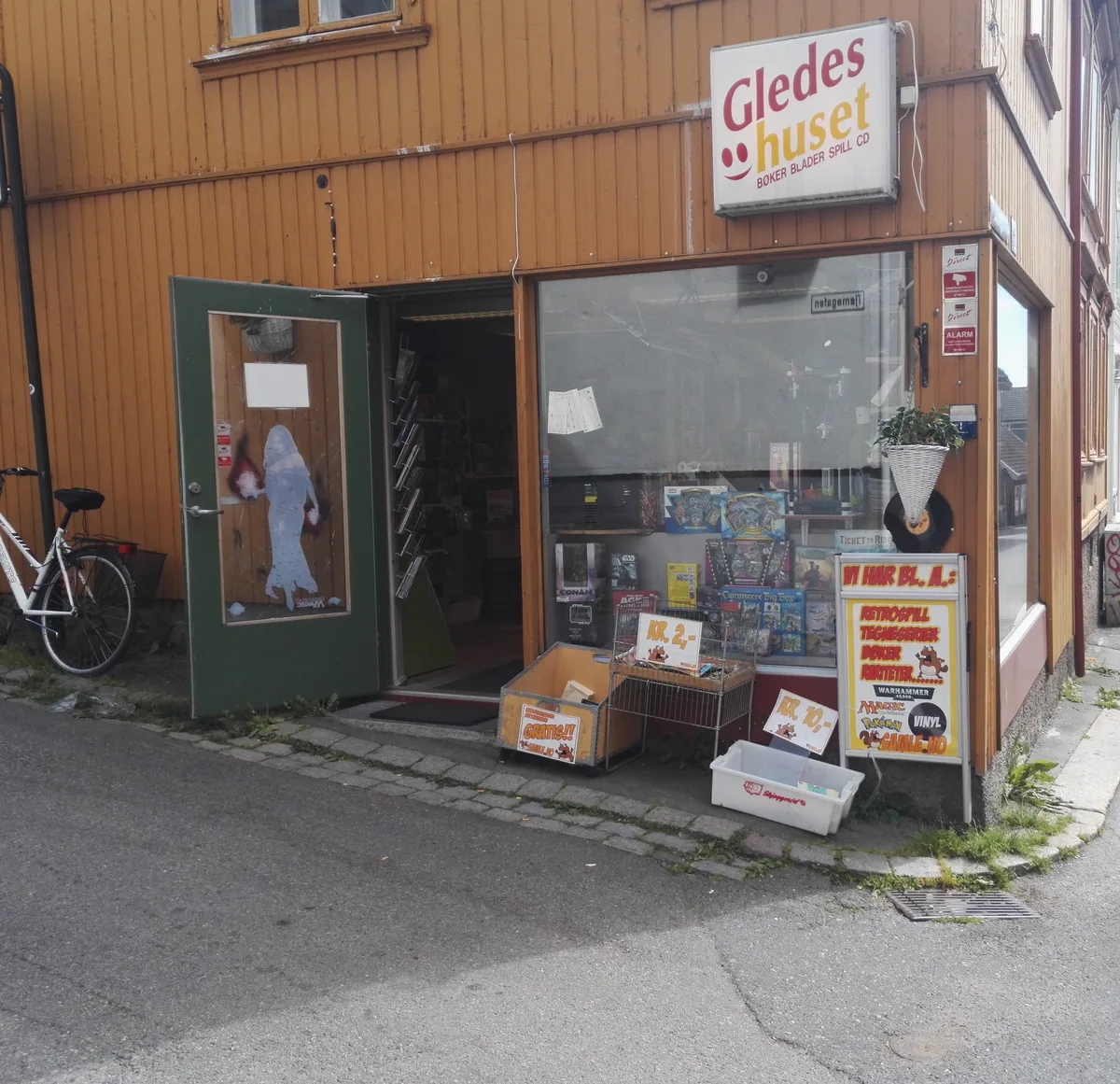 Den gule hjørnebutikken Gledeshuset i Øvre Langgate